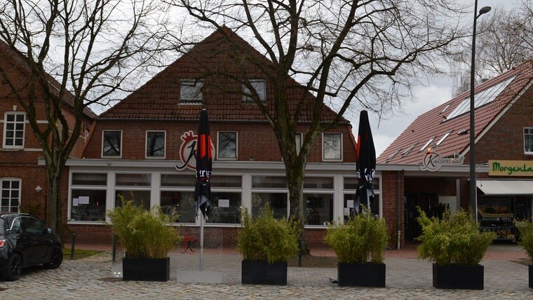 Eine Außenaufnahme des Restaurants Kaisersaal in Bad Bramstedt.  © NDR Foto: Anne Passow