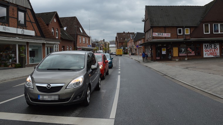 Eine Aufnahme des Langweg in der Innenstadt Bad Bramstedts.  © NDR Foto: Anne Passow