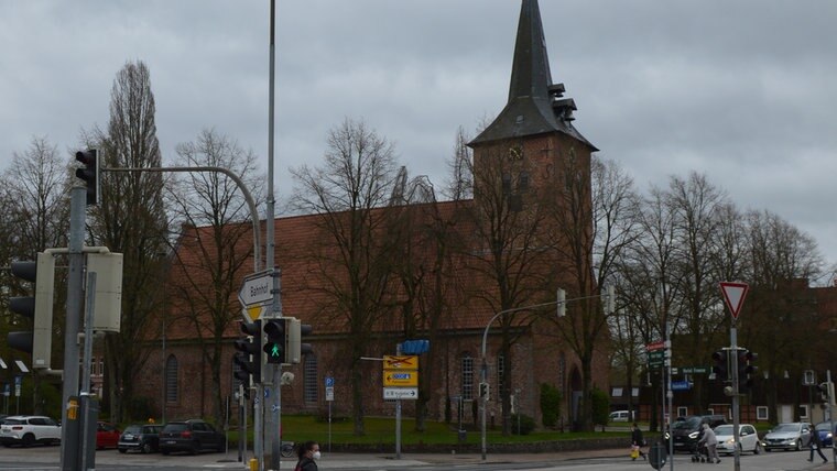 Eine Außenaufnahme einer Kirche in Bad Bramstedt.  © NDR Foto: Anne Passow