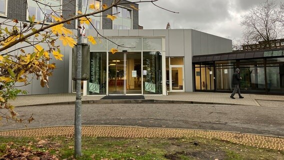 Eine Außenaufnahme des Einganges des Klinikums in Bad Bramstedt. © NDR Foto: Ole ter Wey