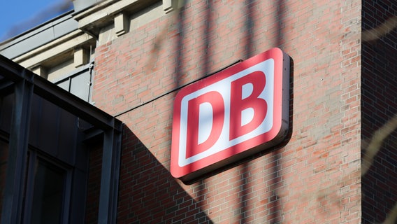 Das DB Logo am Gebäude vom Kieler Hauptbahnhof bei sonnigem Wetter. © NDR Foto: Pavel Stoyan