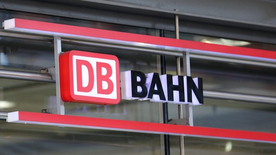 Das Deutsche Bahn Logo am Reisezentrum im Kieler Hauptbahnhof. © NDR Foto: Pavel Stoyan