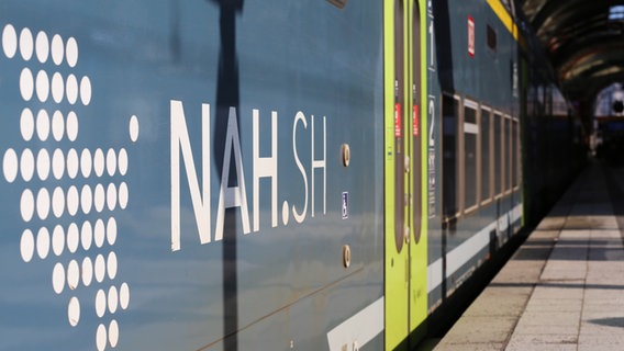 Der Schriftzug "NAH.SH" am Wagon einer Regionalbahn. © NDR Foto: Pavel Stoyan