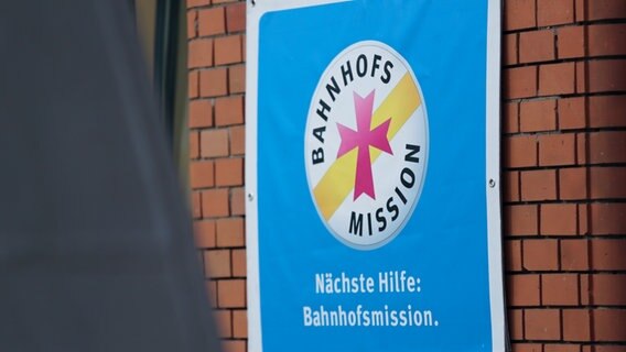 Ein Schild der Bahnhofsmission an einer Wand. © NDR Foto: Pavel Stoyan