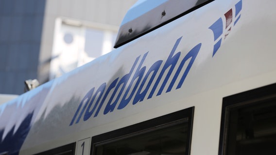Schriftzug "nordbahn" und das Logo ist an einem Eisenbahnwagon der Nordbahn zu sehen.. © NDR Foto: Pavel Stoyan