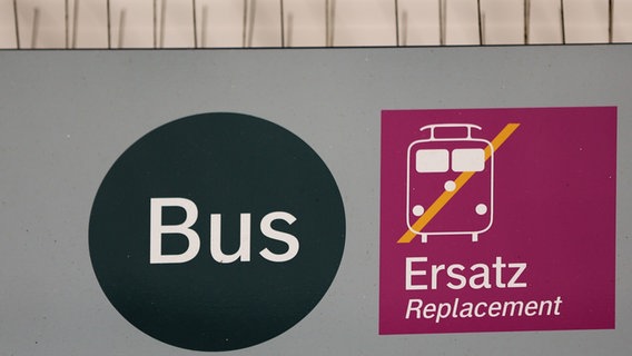 Eine Hinweisschild für den Bus- und Schienenersatzverkehr hängt an einem Bahnhof. © NDR Foto: Pavel Stoyan