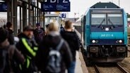 Fahrgäste drängeln sich auf dem Bahnsteig des Bahnhofs Westerland auf Sylt. © picture alliance/dpa Foto: Axel Heimken