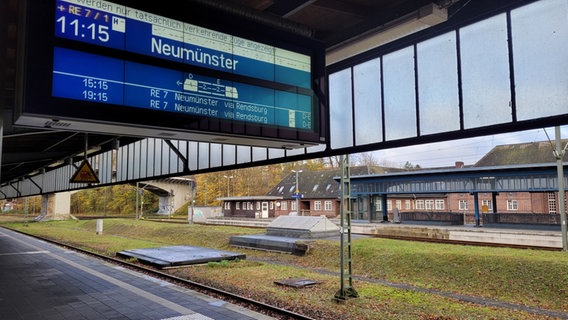 Bahnanzeige in Flensburg mit Notfallfahrplan. © NDR Foto: Frank Goldenstein