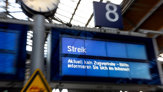 Eine Anzeigetafel der Bahn, welche auf den Streik aufmerksam macht. © Imago Images Foto: Agentur 54 Grad