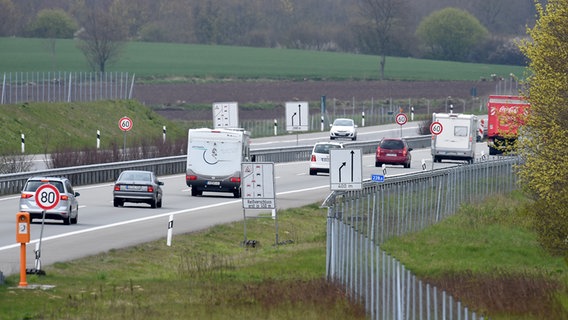 Autos fahren am westlichen Ende der Autobahn 20 kurz vor Bad Segeberg. © picture alliance / dpa Foto: Carsten Rehder