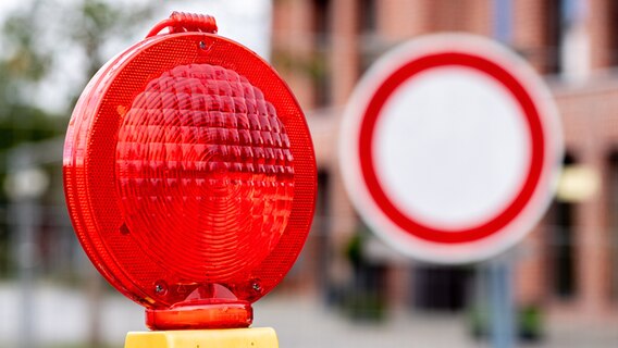Eine rote Warnleuchte steht an einer Baustelle. © Picture Alliance Foto: Hauke-Christian Dittrich
