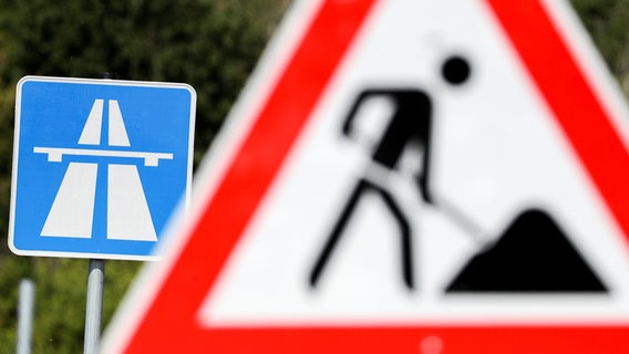 Ein Schild weist auf eine Baustelle auf einer Autobahn hin. © dpa-Zentralbild/dpa Foto: Jan Woitas