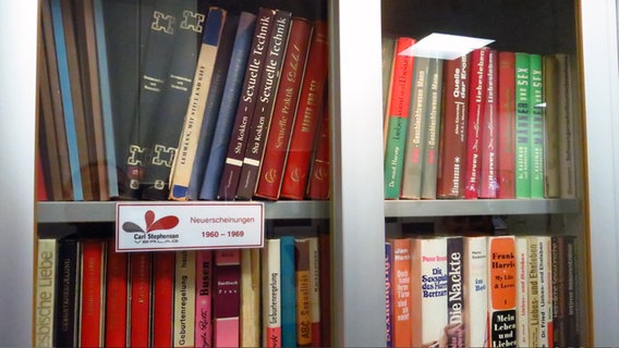 In einem Bücherregal stehen viele Bücher zum Thema Sex und Liebesleben. © NDR Foto: Peer-Axel Kroeske