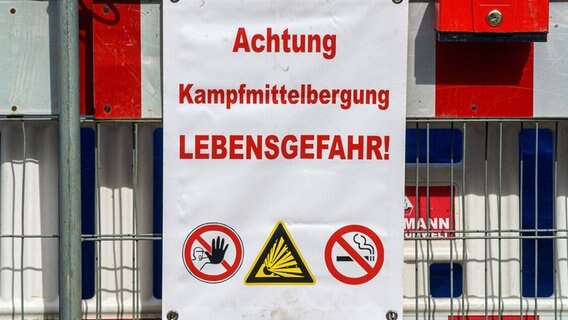 Auf einem Schild steht "Achtung Kampfmittelbergung Lebensgefahr!" © imago images / Fotostand Foto: Fotostand