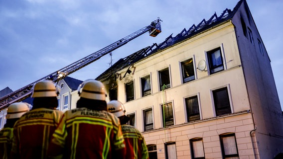 Die Feuerwehr ist bei einem Brand in der Flensburger Neustadt im Einsatz. © Axel Heimken/dpa Foto: Axel Heimken/dpa