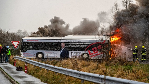 Der Motor eines Linienbuses brennt auf einer Straße bei Braderup. © nordpresse mediendienst/Sebastian Iwersen Foto: Sebastian Iwersen