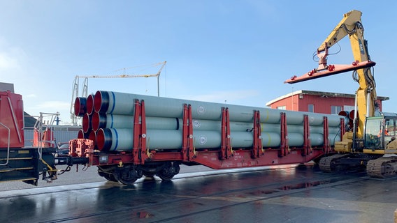 Auf einem Zug liegen etliche große Rohre für das LNG-Importterminal. © NDR Foto: Jonas Salto