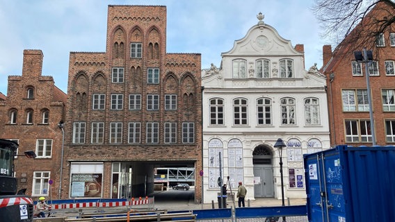 Links steht ein Backsteingebäude, rechts daneben ist ein weißes Gebäude zu sehen. © Linda Ebener / NDR Foto: Linda Ebener / NDR