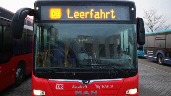 Auf der Anzeige eines Busses auf dem Betriebshof des Verkehrsbetriebs Autokraft in Kiel steht „DB Leerfahrt“ © picture alliance/dpa Foto: Christian Charisius