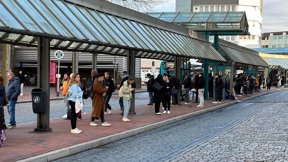 Wartende Menschen stehen am ZOB in Neumünster. © danfoto 