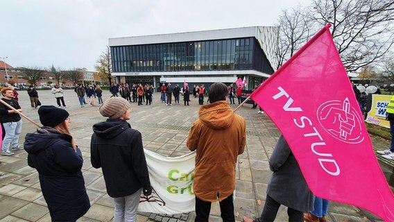 Demonstrierende steht vor einem Gebäude der CAU in Kiel. © NDR Foto: Carsten Salzwedel