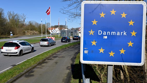 Autos fahren zum deutsch-dänischen Grenzübergang in Richtung Norden. © dpa-Bildfunk Foto: Carsten Rehder