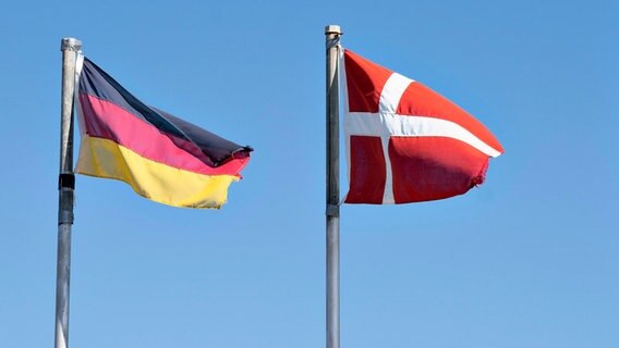 Die Flaggen von Deutschland und Dänemark wehen nebeneinander vor blauem Himmel. © Imago Images / Ritzau Scanpix Foto: Ritzau Scanpix