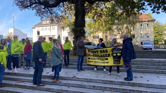 Menschen demonstrieren gegen das CO2-Endlager vor dem Kieler Landtag. Menschen demonstrieren gegen das CO2-Endlager vor dem Kieler Landtag. © NDR Foto: Stefan Böhnke