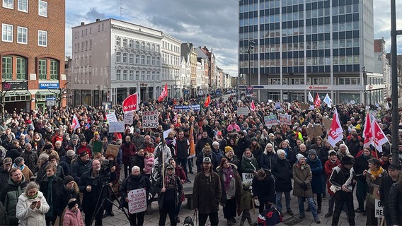 Eine Menge demonstriert in Lübeck gegen Rechtsextremismus. © NDR Foto: Hauke von Hallern