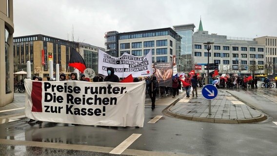 Ein Menschenzug zieht demonstrierend durch die Kieler Innenstadt und hält ein Transparent mit der Aufschrift "Preise runter. Die Reichen zur Kasse!" © NDR Foto: Mirja Pape