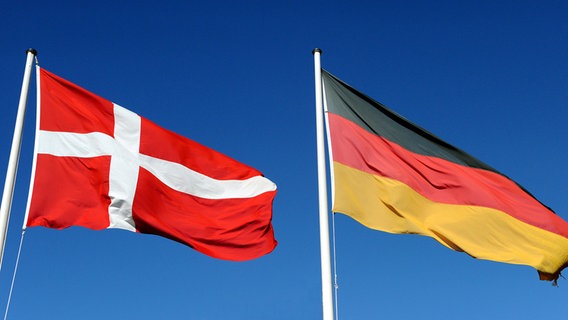 Flaggen von Dänemark und Deutschland wehen im Wind © dpa-Bildfunk Foto: Carsten Rehder