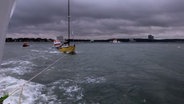 Ein Segelboot wird abgeschleppt © Die Seenotretter – DGzRS Foto: Die Seenotretter – DGzRS