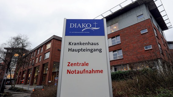 Blick auf das Hauptgebäude des Diakonischen Krankenhaus (Diako) in Flensburg. © picture alliance / dpa Foto: Carsten Rehder