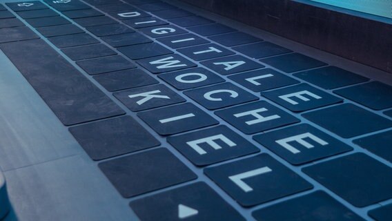 Eine Tastatur auf der "DIGITALE WOCHE KIEL" steht © Heiko Landkammer Foto: Heiko Landkammer