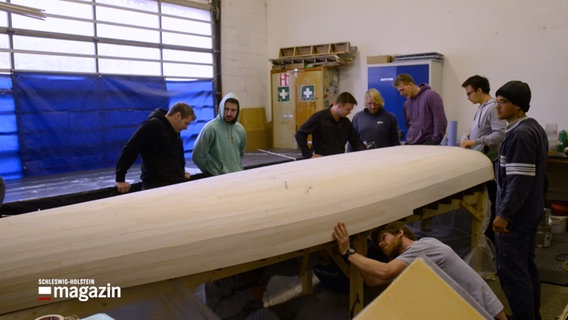 Studenten der FH Kiel bauen ein nachhaltiges Dinghi. © NDR 