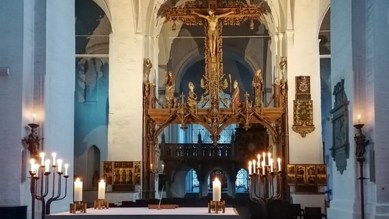 Brennende Kerzen stehe auf einem Tisch vor dem Altar im Lübecker Dom. © NDR Foto: Mechthild Mäsker