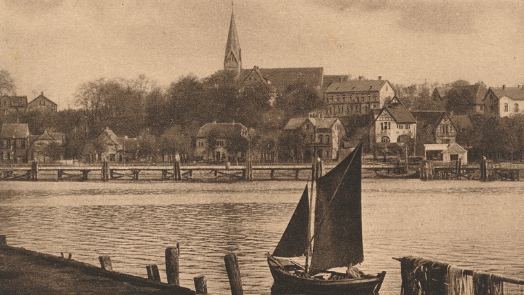 Ein altes Bild von dem Hafen und der Kirche in Eckernförde. © NDR Foto: Daniel Kummetz