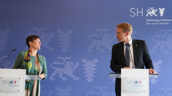 Daniel Günther (CDU) spricht neben Monika Heinold (Bündnis 90/Die Grünen) während einer Pressekonferenz nach dem Energiegipfel der Landesregierung © picture alliance/dpa Foto: Marcus Brandt