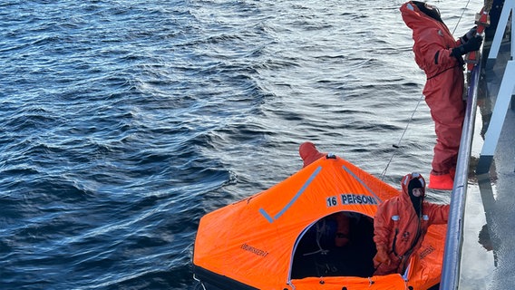 Seenottraining aus einer Rettungsinsel. © NDR Foto: Hauke Bülow