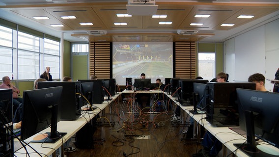 Auszubildende sitzen an PCs in einem Raum in Flensburg. © NDR 