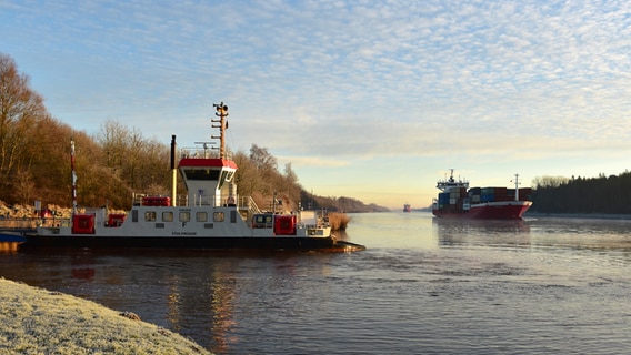 Die Fähre Fischerhütte am Nord-Ostsee-Kanal. © Picture Alliance Foto: Dieter Moebus