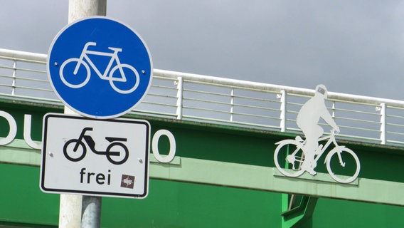Ein Schild weist auf einen Fahrradweg hin. © NDR 