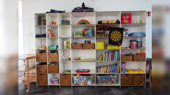 Ein Schrank voll mit vielen Büchern und Spielzeug. Ein Schrank voll mit vielen Büchern und Spielzeug. © NDR Foto: Margarita Ilieva