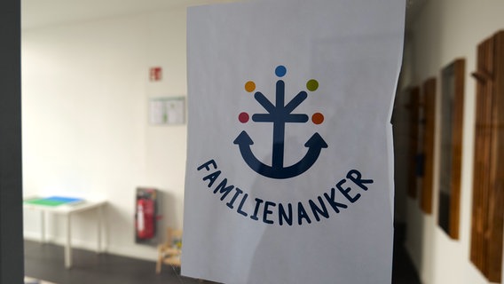 An einer Glasscheibe hängt das "Familienanker" Logo. © NDR Foto: Margarita Ilieva