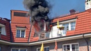 Feuerwehrleute bei den Nachlöscharbeiten © NDR Foto: NDR