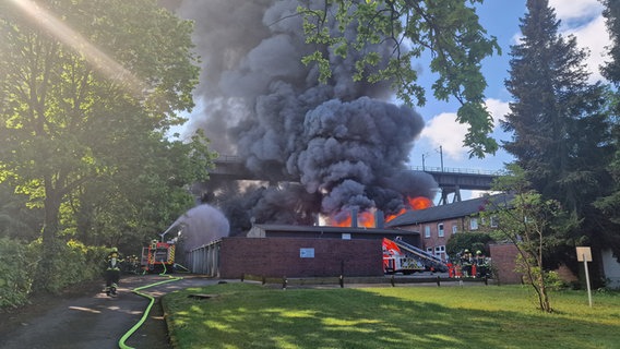 Eine Lagehalle in Rendsburg steht in Flammen. © Kreisfeuerwehrverband Rendsburg-Eckernförde 