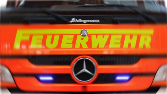 Schriftzug "Feuerwehr" ist auf der roten Motorhaube eines Feuerwehrautos zu sehen. © NDR Foto: Pavel Stoyan