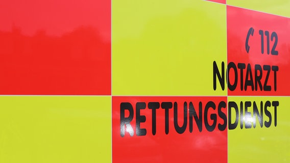 Schriftzug "112 Notarzt Rettungsdienst" steht auf einem gelb-rot karierten Einsatzfahrzeug. © NDR Foto: Pavel Stoyan