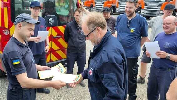 Deutsche Feuerwehrleute bekommen Urkunden für ihre Unterstützung der ukrainischen Feuerwehr. © Matthias Hansen 