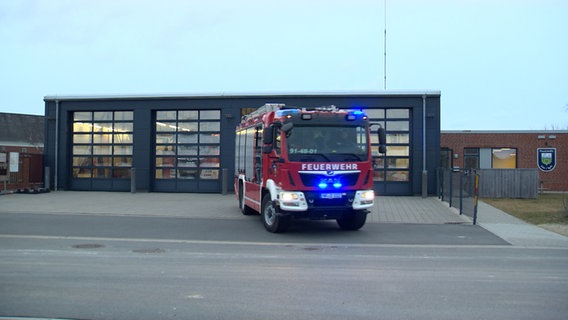 Ein Fahrzeug der Feuerwehr fährt zu einem Einsatz. © NDR 